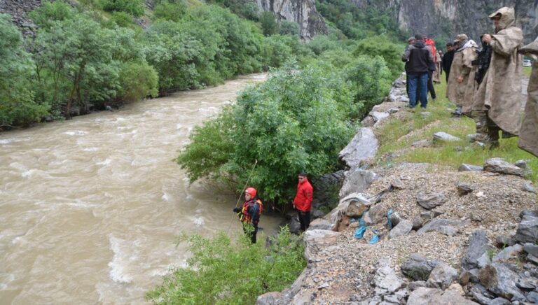 Hakkari’de derede kaybolan genç aranıyor