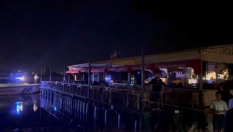 Halatları kopan duba restoran Fırat Nehri’nde sürüklendi Halatları kopan duba restoran Fırat Nehri’nde sürüklendi