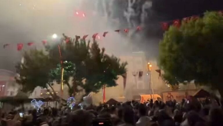 Havai fişek gösterisi hastanelik etti Havai fişek gösterisi hastanelik etti