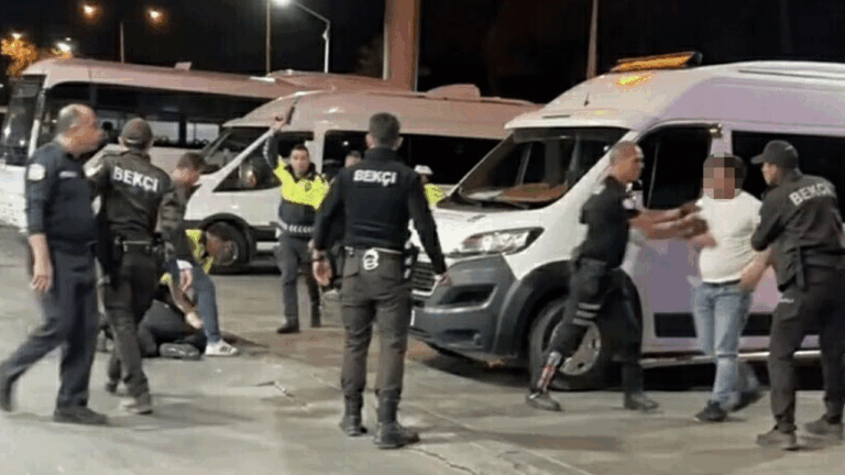 Hepsi paket edildi! Dur ihtarına uymayıp kaçan alkollü sürücü, yakalanınca arkadaşlarını çağırıp olay çıkardılar… Hepsi paket edildi! Dur ihtarına uymayıp kaçan alkollü sürücü, yakalanınca arkadaşlarını çağırıp olay çıkardılar…