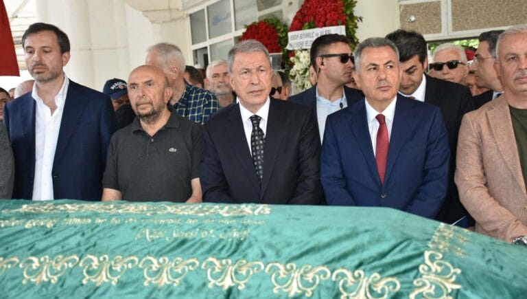 Hulusi Akar’ın acı günü: Kayınvalidesinin cenaze törenine katıldı Hulusi Akar’ın acı günü: Kayınvalidesinin cenaze törenine katıldı