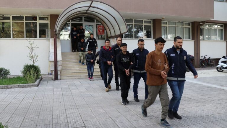 İki ilde 38 düzensiz göçmen yakalandı