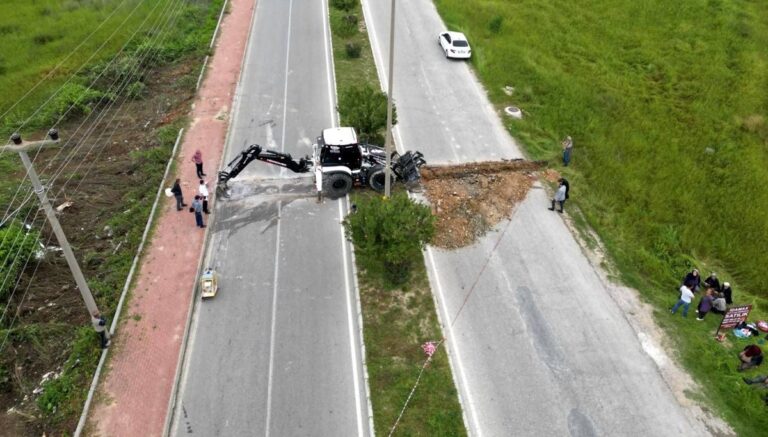 İş makinesiyle çukur kazdırıp yolu ulaşıma kapattılar