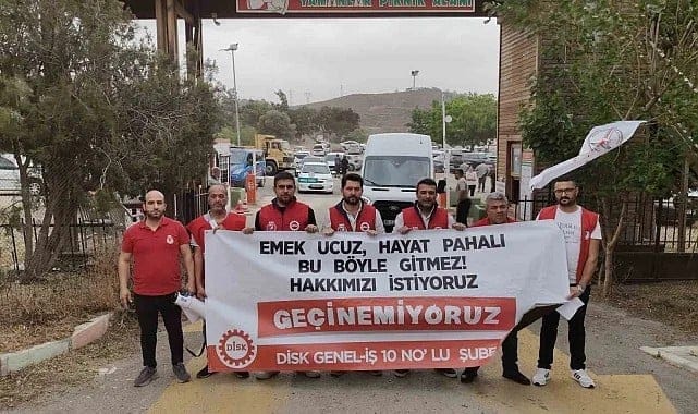 İşçilere maaş vermeyen CHP’li belediye bakın parayı nerede eziyor İşçilere maaş vermeyen CHP’li belediye bakın parayı nerede eziyor