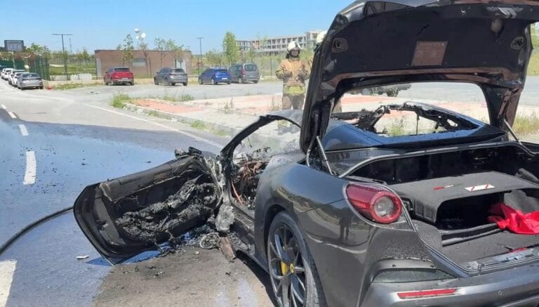 İstanbul’da 20 milyonluk araç alev alev yandı: Serdal Adalı’nın oğluna ait çıktı İstanbul’da 20 milyonluk araç alev alev yandı: Serdal Adalı’nın oğluna ait çıktı