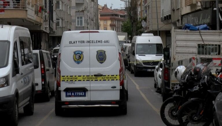 İstanbul’da polise bıçaklı saldırı girişimi: Şüpheli etkisiz hale getirildi İstanbul’da polise bıçaklı saldırı girişimi: Şüpheli etkisiz hale getirildi