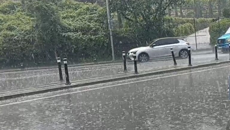 İstanbul’da sağanak ve dolu yağışı: Yollar göle döndü İstanbul’da sağanak ve dolu yağışı: Yollar göle döndü