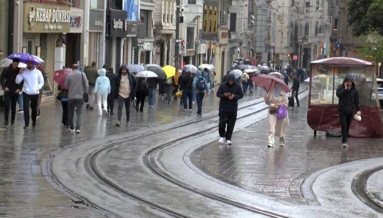 İstanbul’da yağmur: Rüzgar zor anlar yaşattı