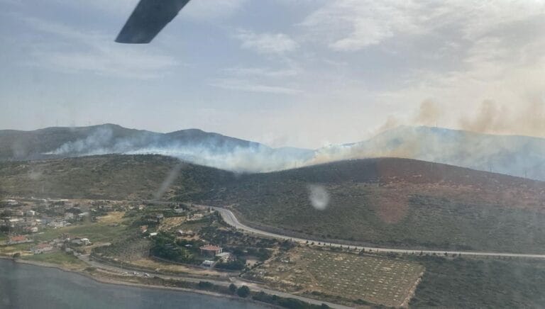 İzmir’de iki noktada orman yangını: Havadan ve karadan müdahale İzmir’de iki noktada orman yangını: Havadan ve karadan müdahale