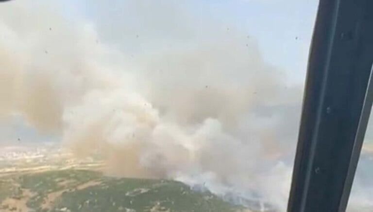 İzmir’de makilik yangını: Havadan ve karadan müdahale İzmir’de makilik yangını: Havadan ve karadan müdahale