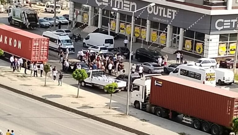 İzmir’de otomobile silahlı saldırı: 3 ölü, 3 yaralı İzmir’de otomobile silahlı saldırı: 3 ölü, 3 yaralı