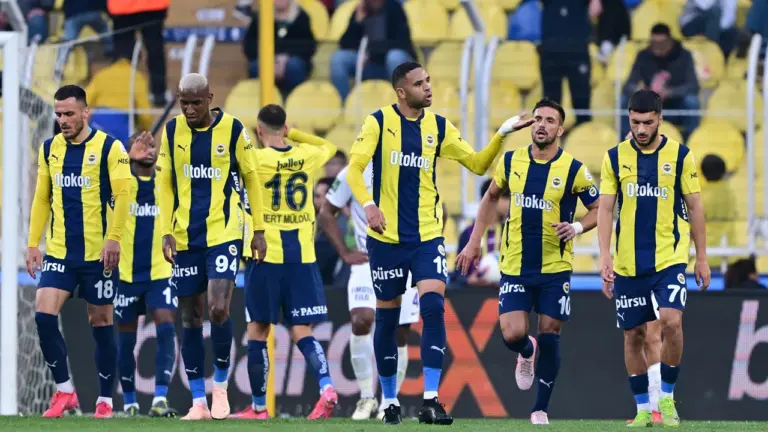 Kadıköy’de taraftarlardan yoğun tepki: Fenerbahçe, Eyüpspor’u iki golle mağlup etti! Kadıköy’de taraftarlardan yoğun tepki: Fenerbahçe, Eyüpspor’u iki golle mağlup etti!