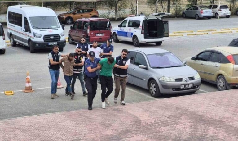 Kafayı çekip polise saldırdılar! Mahkeme magandaları salıverdi, polis yediği dayakla kaldı Kafayı çekip polise saldırdılar! Mahkeme magandaları salıverdi, polis yediği dayakla kaldı