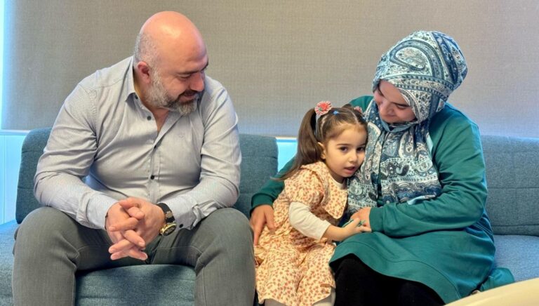 Kalbi “yatay” doğdu, hayatta kalması mucizeydi: Ameliyat sonrası yaşayan ikinci vaka Kalbi “yatay” doğdu, hayatta kalması mucizeydi: Ameliyat sonrası yaşayan ikinci vaka