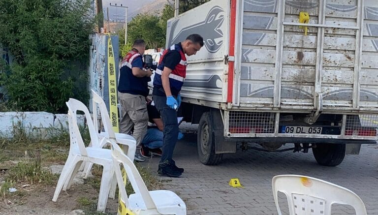 Kamyonetten düşen çocuk hayatını kaybetti Kamyonetten düşen çocuk hayatını kaybetti
