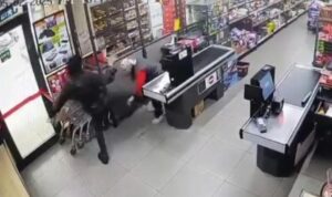 istanbul Bayrampaşa’da, zincir markette çalışan kadın kasiyer, yabancı uyruklu bir kişi tarafından feci şekilde darbedildi