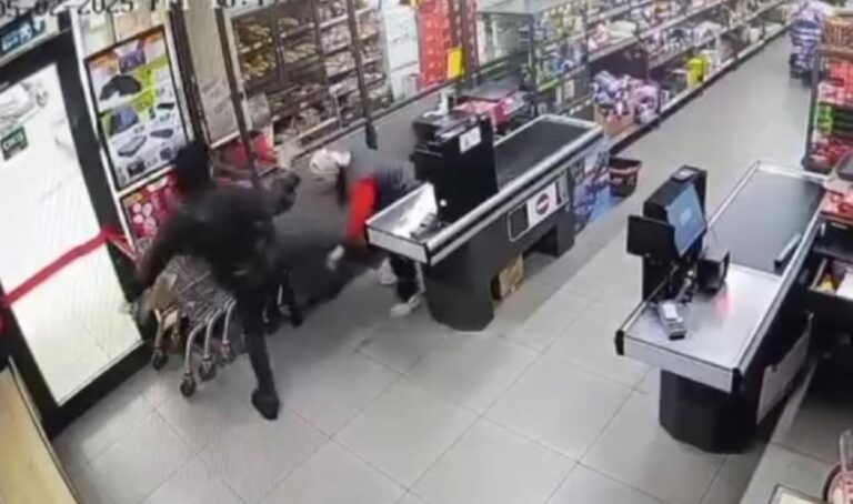 istanbul Bayrampaşa’da, zincir markette çalışan kadın kasiyer, yabancı uyruklu bir kişi tarafından feci şekilde darbedildi