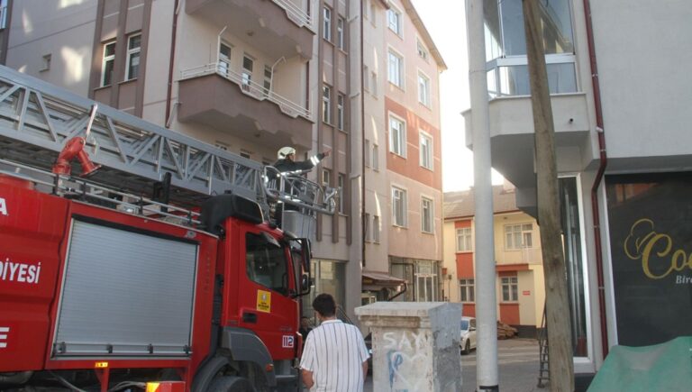 Kapıyı duymadı, mahalleli ayağa kalktı