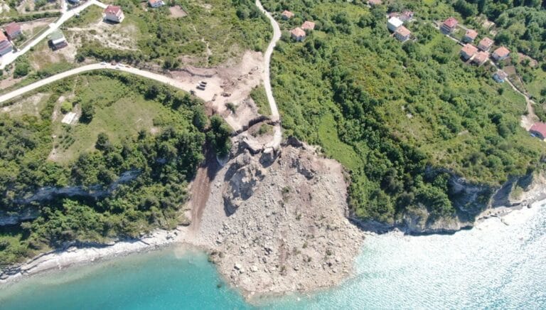 Kastamonu’da heyelan: Yoldan kopan kütle, denizle birleşti Kastamonu’da heyelan: Yoldan kopan kütle, denizle birleşti