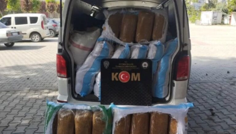 Kayseri’de yapılan aramada 940 kilo kaçak tütün ele geçirildi Kayseri’de yapılan aramada 940 kilo kaçak tütün ele geçirildi