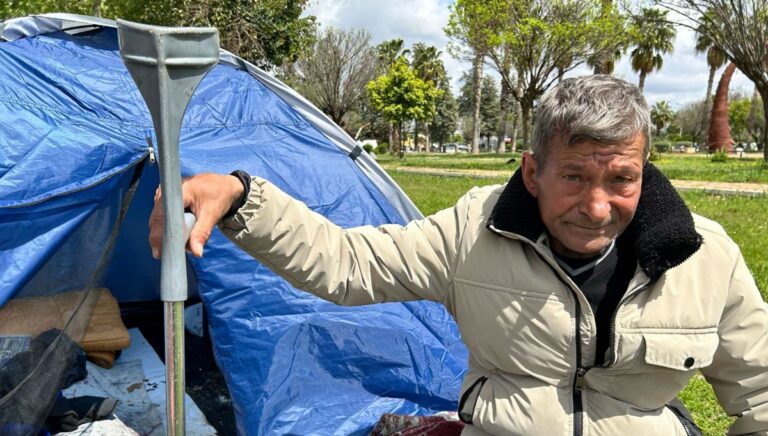 Kaza geçirdi, bacağı sakatlanınca işinden oldu: Parkta çadırda yaşıyor