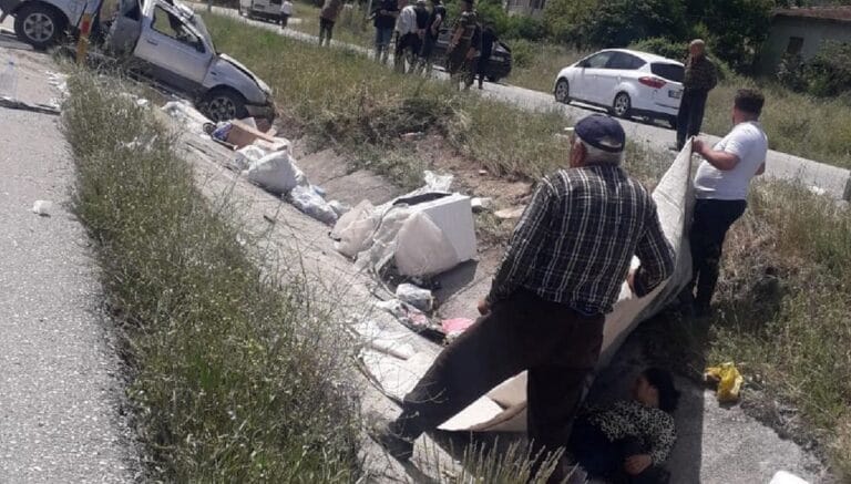 Kaza sonrası yaralıyı battaniye tutarak güneşten korudular Kaza sonrası yaralıyı battaniye tutarak güneşten korudular
