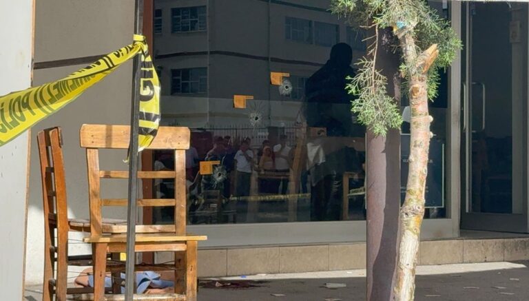 Kıraathanenin önünde oturan gence kurşun yağmuru