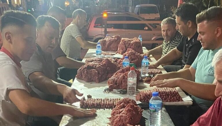 Köfte yoğurmak meslek oldu: Aşçılar zamanla yarışıyor Köfte yoğurmak meslek oldu: Aşçılar zamanla yarışıyor