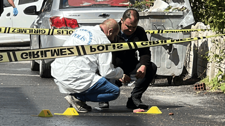 Komşularını sokakta tabanca ile vurdu, meydan dayağı yedi: 3 yaralı Komşularını sokakta tabanca ile vurdu, meydan dayağı yedi: 3 yaralı