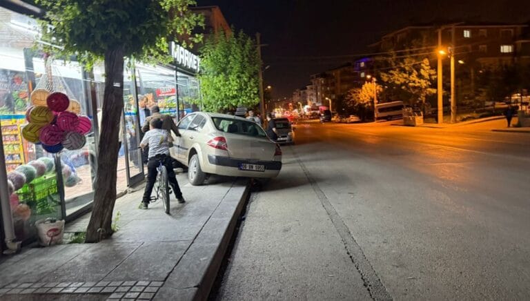 Kontrolden çıkan otomobil markete daldı Kontrolden çıkan otomobil markete daldı