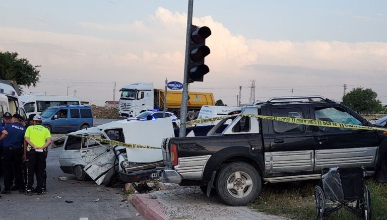 Konya’da otomobil ile kamyonet çarpıştı, sürücü ile eşi öldü Konya’da otomobil ile kamyonet çarpıştı, sürücü ile eşi öldü