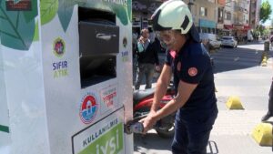 Küçük kız giysi kumbarasında mahsur kaldı
