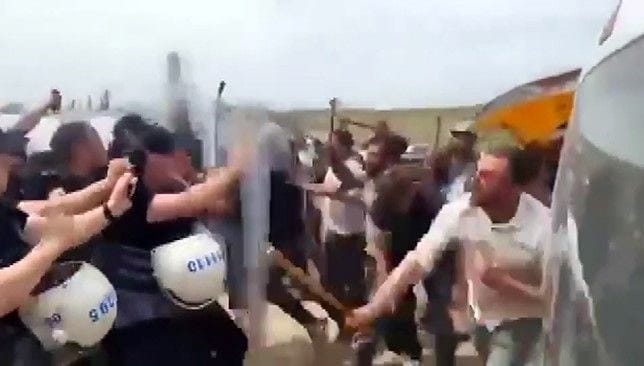 Kurban pazarında polise saldırı: 3 kişi tutuklandı Kurban pazarında polise saldırı: 3 kişi tutuklandı