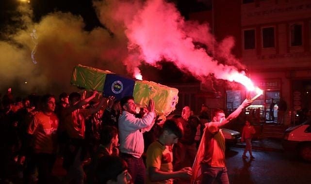 Kutlamanın dozunu kaçırdılar, cezayı yediler! Kutlamanın dozunu kaçırdılar, cezayı yediler!