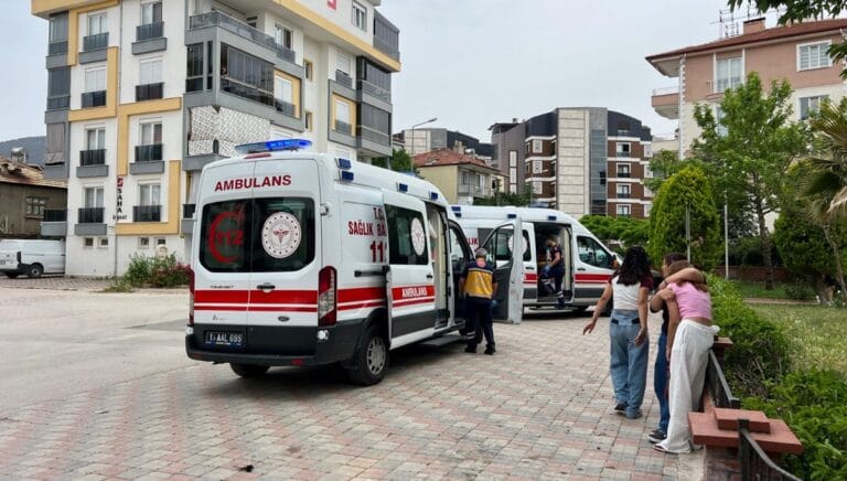 Liseli kızların sosyal medya kavgası: 2 kişi bıçaklandı Liseli kızların sosyal medya kavgası: 2 kişi bıçaklandı