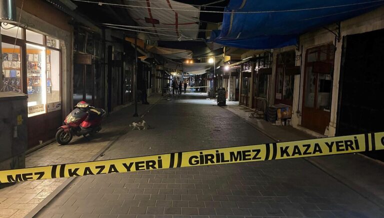 Manisa’da bıçaklı kavga: Bir kişi ağır yaralandı