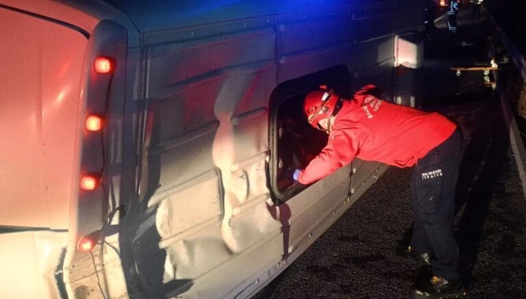Manisa’da minibüs devrildi: 1 ölü, 13 yaralı Manisa’da minibüs devrildi: 1 ölü, 13 yaralı