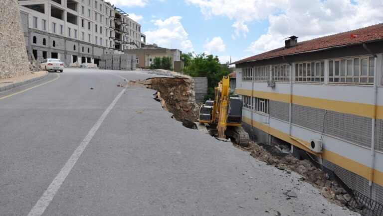 Mardin’de çöken yolda onarım çalışması