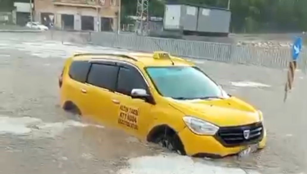 Mardin’de sağanak yağış: Sokaklar göle döndü