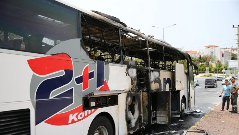 Mersin’de yolcu otobüsü alev alev yandı
