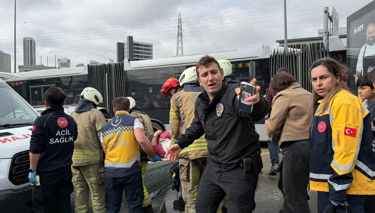 Metrobüste kaza: Seferler durdu, ölü ve yaralılar var