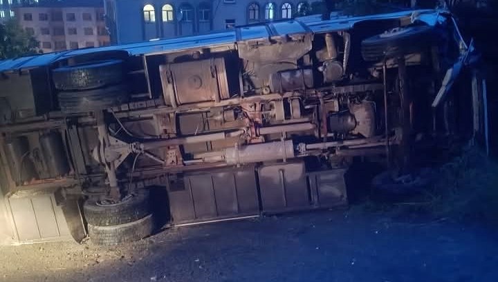 Midibüs park halindeki cipe çarptı: 2 yaralı