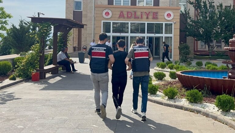 Motosikletin arkasına bağladığı köpeği metrelerce sürükledi Motosikletin arkasına bağladığı köpeği metrelerce sürükledi