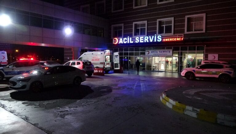 Motosikletli polisin çarptığı üniversite öğrencisi ağır yaralandı Motosikletli polisin çarptığı üniversite öğrencisi ağır yaralandı