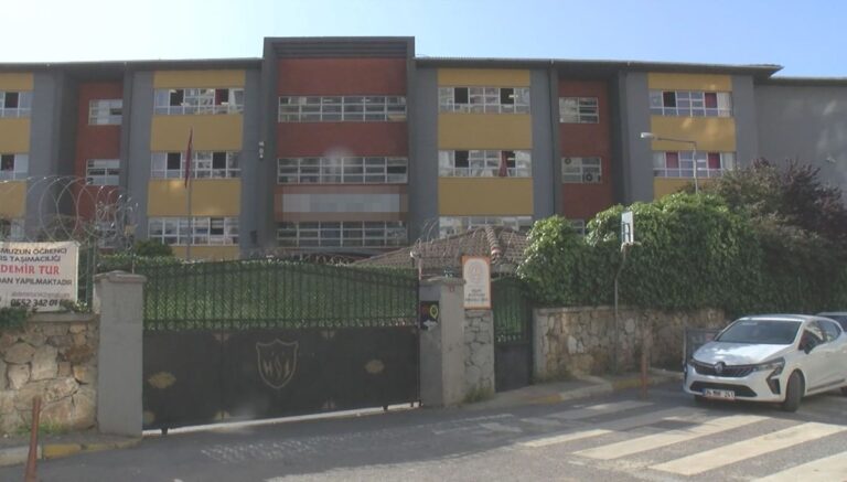 Okul bahçesinde arkadaşını bıçaklayan lise öğrencisi tutuklandı Okul bahçesinde arkadaşını bıçaklayan lise öğrencisi tutuklandı