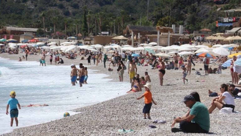 Ölüdeniz’de plajlarda sezon hareketliliği başladı Ölüdeniz’de plajlarda sezon hareketliliği başladı