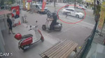 Omzunda borularla yürüyordu, arabaya takılıp takla attı Omzunda borularla yürüyordu, arabaya takılıp takla attı