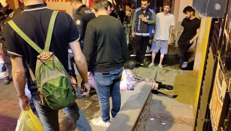 Önce evini yakmaya çalıştı, sonra etraftakilere bıçakla saldırdı