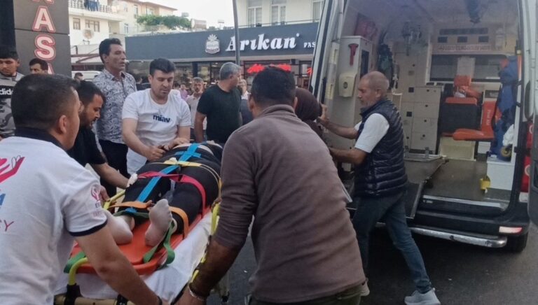 Otel servisi ile motosiklet çarpıştı: 1 ölü