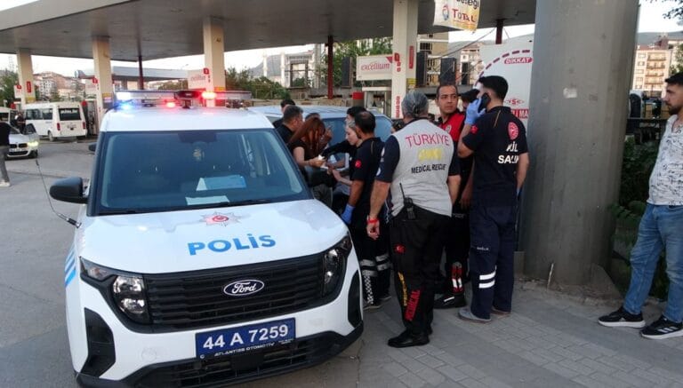 Otobüste tartışan kadınlar birbirlerini bıçakladı Otobüste tartışan kadınlar birbirlerini bıçakladı